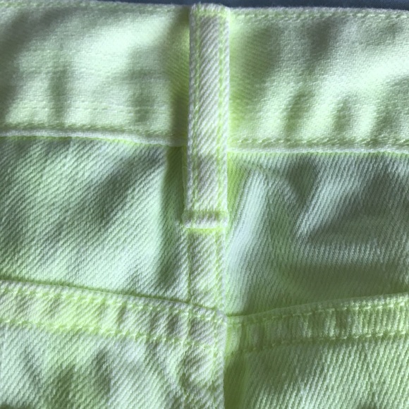 ✨Sold✨ Old Navy Neon Bleach Dyed Yellow The Diva Jean Shorts Size 4 - Picture 10 of 12